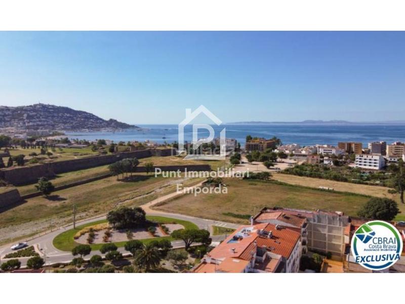Foto f34de03b-a0c5-460a-a392-e3d31ddf9896. Casa gran casa con piscina en un solar esquinero en zona tranquila. en Roses