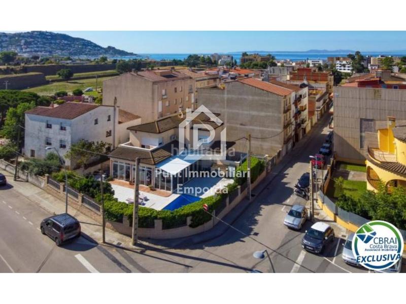 Foto f5bf308f-e3b5-4e2c-8798-8d078084cf9b. Casa gran casa con piscina en un solar esquinero en zona tranquila. en Roses