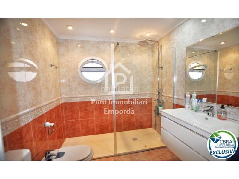 Foto f7c19f41-8d70-48d5-8f23-e0617eda771d. Casa gran casa con piscina en un solar esquinero en zona tranquila. en Roses