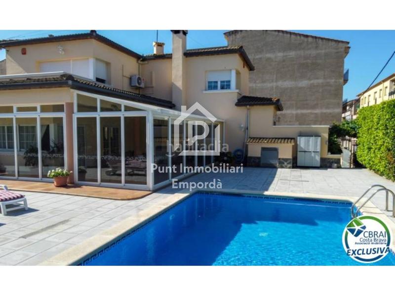 Foto fbe6302f-52d2-4dd4-b3f0-c3106e0fe655. Casa gran casa con piscina en un solar esquinero en zona tranquila. en Roses
