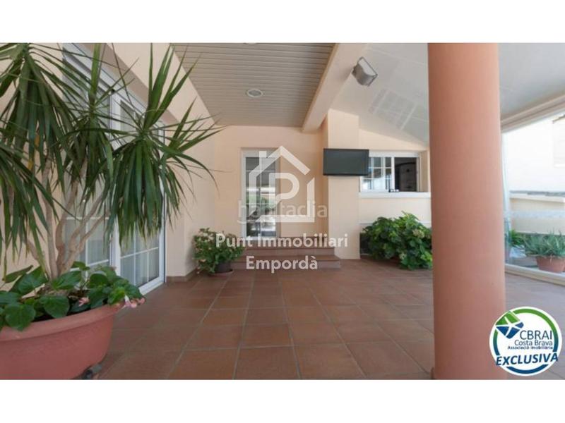 Foto fc641948-ec3e-4b32-aa95-7a112b452bbe. Casa gran casa con piscina en un solar esquinero en zona tranquila. en Roses