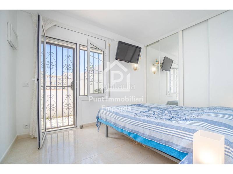 Foto ee5909f2-aea6-4834-b86d-e7b9f23d5f4f. Casa  de 3 habitaciones y piscina en roses en Empuriabrava