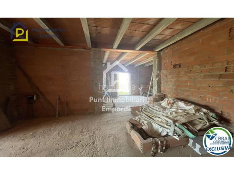 Foto b2db0921-9e47-417e-bd02-5a74a03e05b6. Haus mit parking in Nord Roses