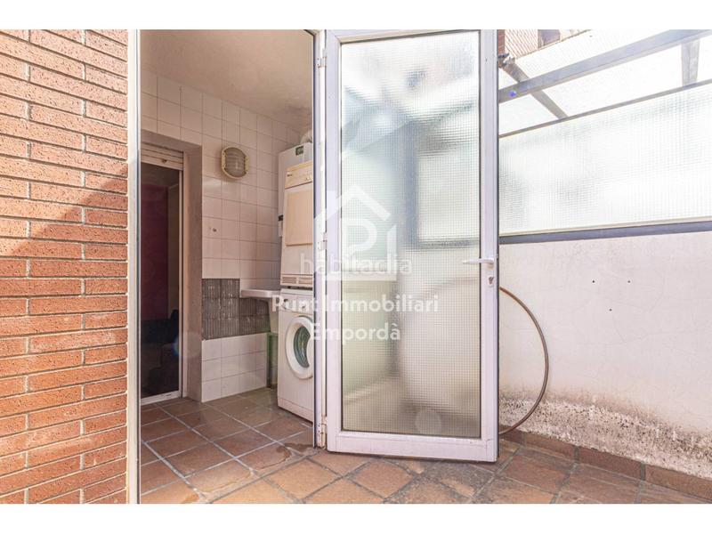 Foto 7ee7b2a4-00bb-4f90-ba41-5bf8c64ad182. Piso buscas un piso con terraza, luz natural y vistas a ? en Figueres