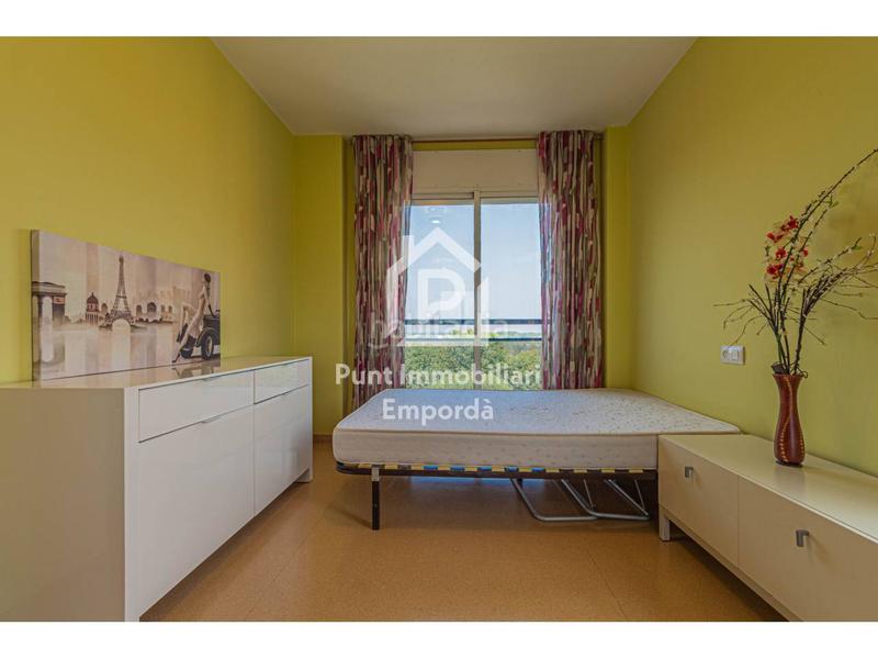 Foto df5e6020-4165-4a1e-b48d-752c38daf443. Piso buscas un piso con terraza, luz natural y vistas a ? en Figueres