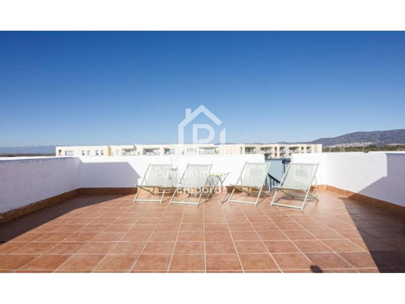 Foto 2f4bf9eb-b025-407a-9e39-0e9810936482. Piso dúplex en venta en Santa Margarida con licencia turística! en Roses