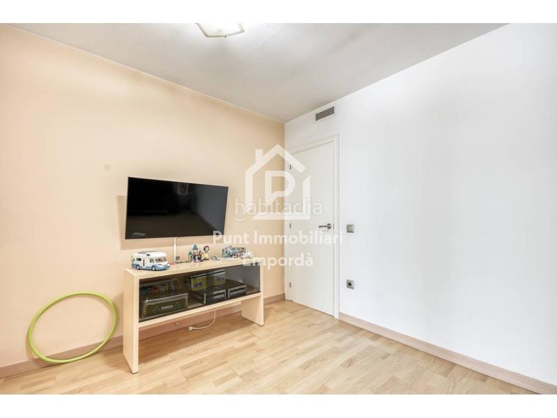 Foto 1c86f9c9-1c05-476e-a2b0-5461d7ed3386. Piso  de 177m2 situado en edificio máximo en Creu de la Mà Figueres