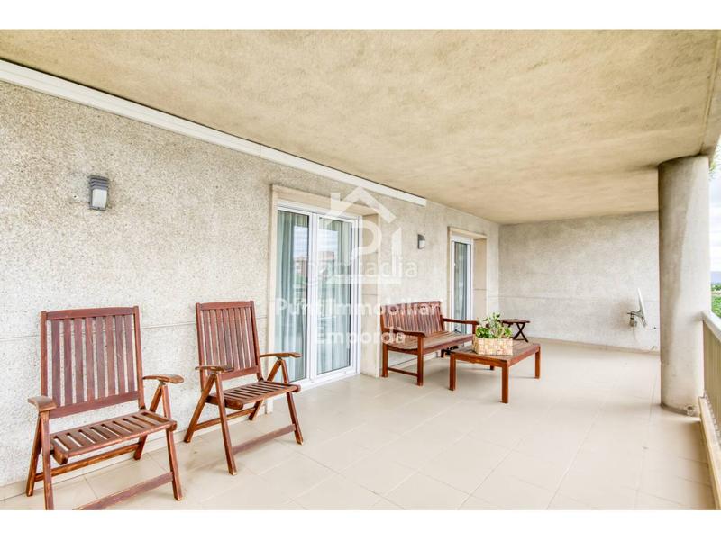 Foto 56d5c6ae-4c48-454b-8bc9-8b37a6c7a020. Piso  de 177m2 situado en edificio máximo en Creu de la Mà Figueres