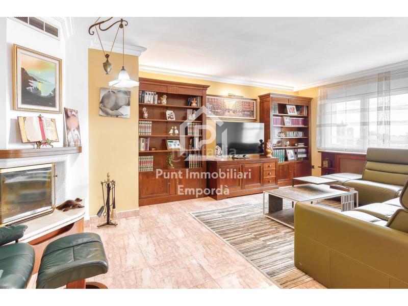 Foto bac00591-ebeb-482c-b54d-c08749a99e28. Piso  de 177m2 situado en edificio máximo en Creu de la Mà Figueres