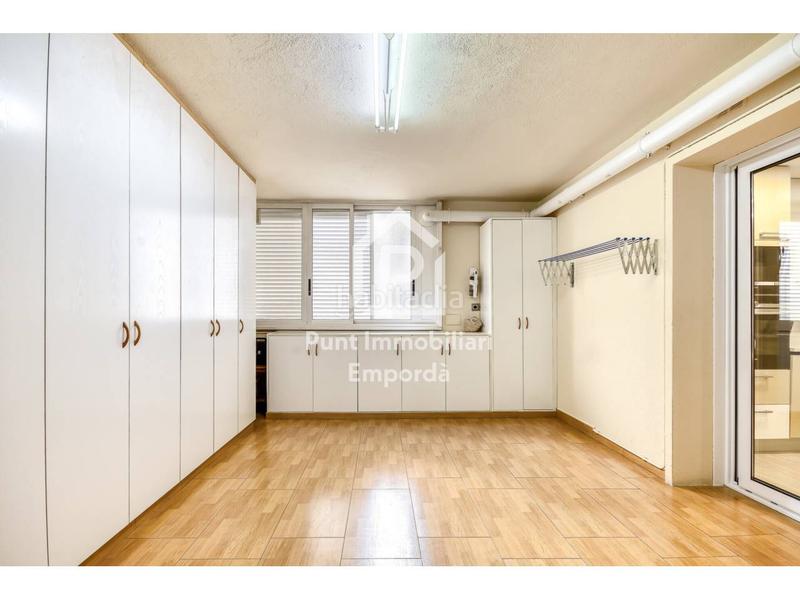Foto f7c9c374-f366-4dcb-92cc-9a2373c744a8. Piso  de 177m2 situado en edificio máximo en Creu de la Mà Figueres