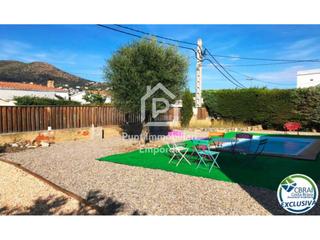 Maison  Urgell. Casa con amplio jardín en venta en mas boscà roses