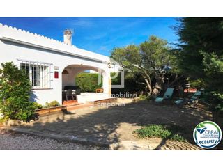 Casa  Calle urgell. Casa con amplio jardín en venta en mas boscà roses