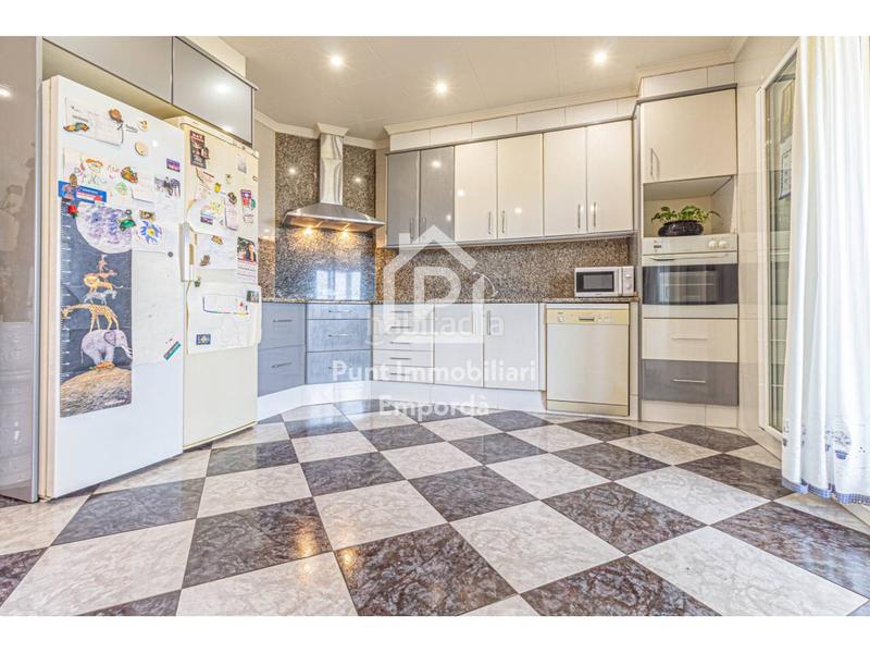 Foto 0c9bc22a-45fb-4cda-b940-257ebe415eb2. Zweistöckige wohnung in Eixample-Horta Capallera Figueres