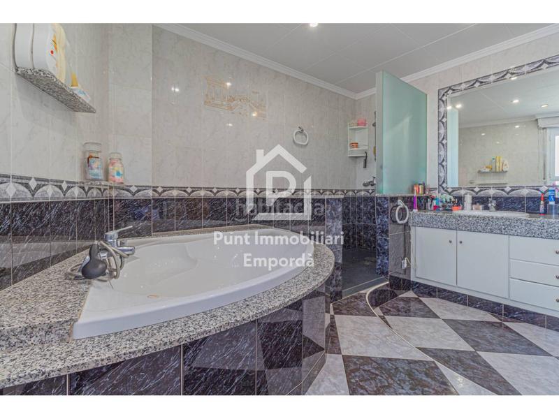 Foto 4372071e-04e5-4238-a502-2c369542cbb3. Zweistöckige wohnung in Eixample-Horta Capallera Figueres