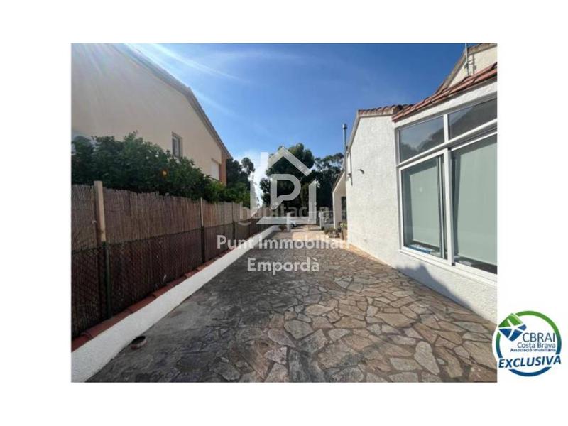 Foto 13e3ea12-5895-4483-8d4a-084263006bd1. Maison avec parking dans Nord Roses