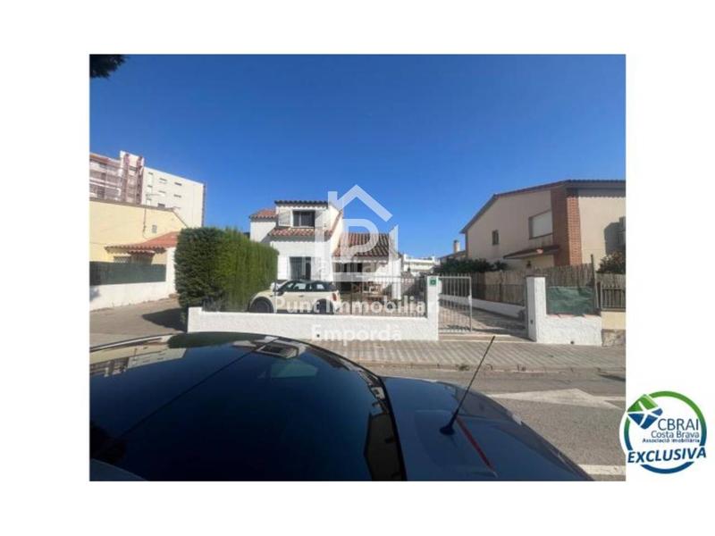 Foto e575988c-6963-46a6-9082-f953fb03e79e. Maison avec parking dans Nord Roses