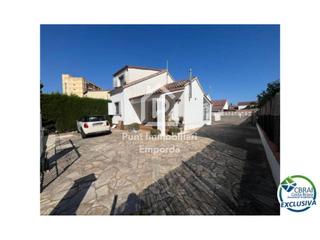 Casa  Argentera. Casa en mas mates con 3 habitaciones, terreno y vistas al parque