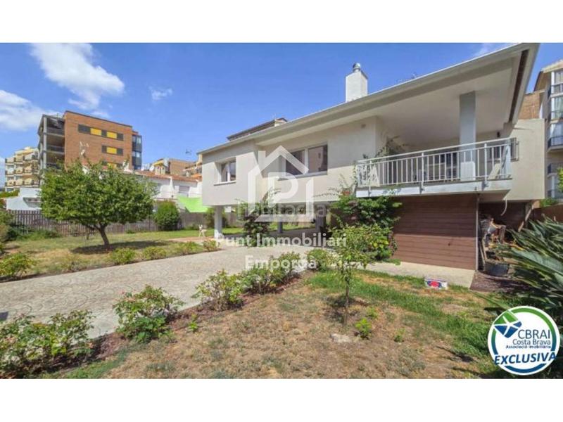 Foto 586c6f66-6341-415e-895c-111c32cd68de. Chalet mit parking in Santa Margarida Roses