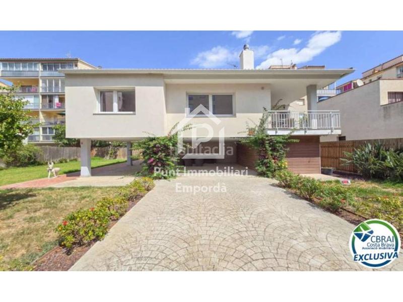 Foto b245cda5-e7f9-4c8b-af25-252fae121158. Chalet mit parking in Santa Margarida Roses