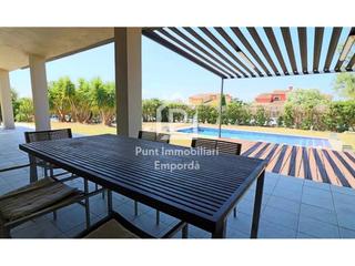 Casa  Carrer mig 4. Villa totalmente renovada en la exclusiva zona de peralada golf