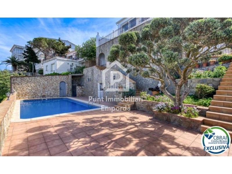 Foto 1a4b9b92-990a-4078-ac48-25bb74ec5780. Casa villa mediterránea con alma, vistas espectaculares y una oportunidad de inversión única en Roses