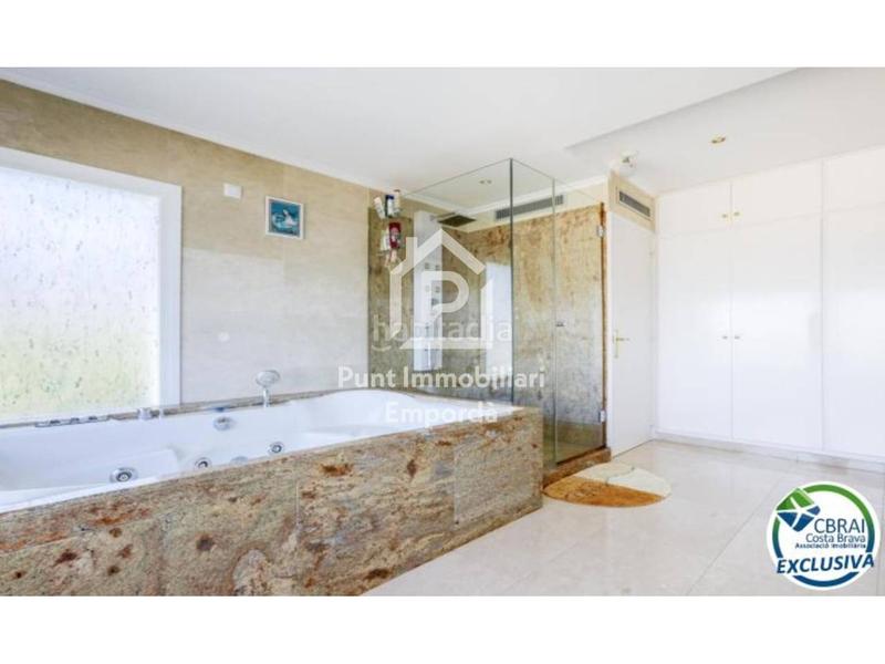 Foto bd60109e-986b-4c45-b8fa-059c1ed69190. Casa villa mediterránea con alma, vistas espectaculares y una oportunidad de inversión única en Roses