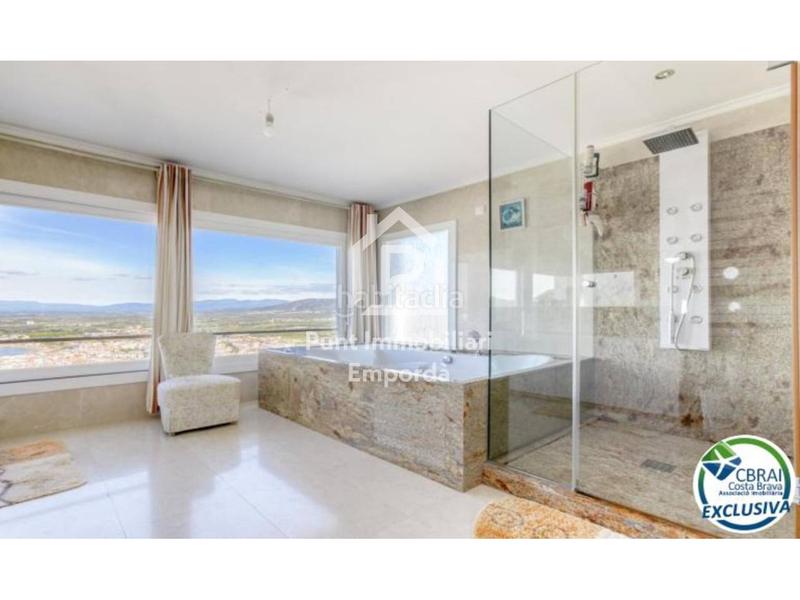 Foto be76a3f2-9492-4ca2-9700-17a4660115cb. Casa villa mediterránea con alma, vistas espectaculares y una oportunidad de inversión única en Roses