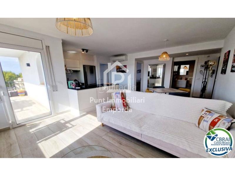 Foto 35fad6ec-d5a7-40c8-9a1b-e2e971564765. Apartamento  de 2 habitaciones con parking, amarre y trastero en Empuriabrava