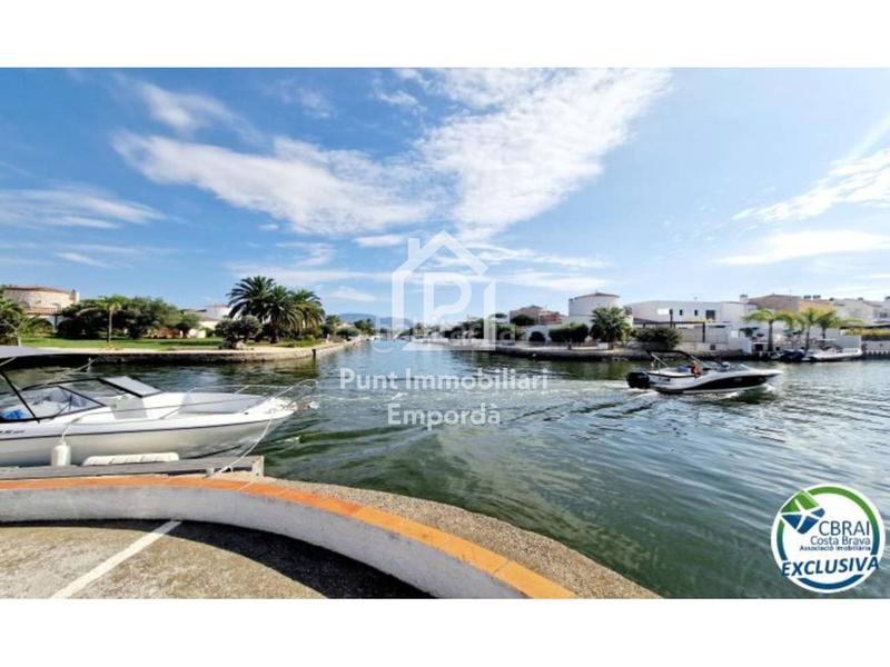 Foto 6e5b9b0e-5d35-4126-a8f8-f69435a767bb. Apartamento  de 2 habitaciones con parking, amarre y trastero en Empuriabrava