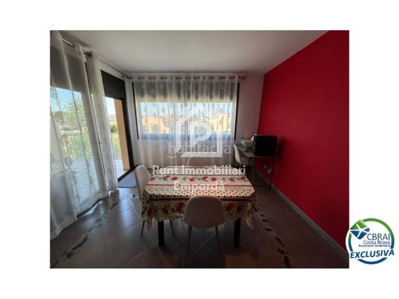 Foto 130c5c9d-ea86-4435-87a7-0b24323a9f06. Zweistöckige wohnung mit parking in Nord Roses