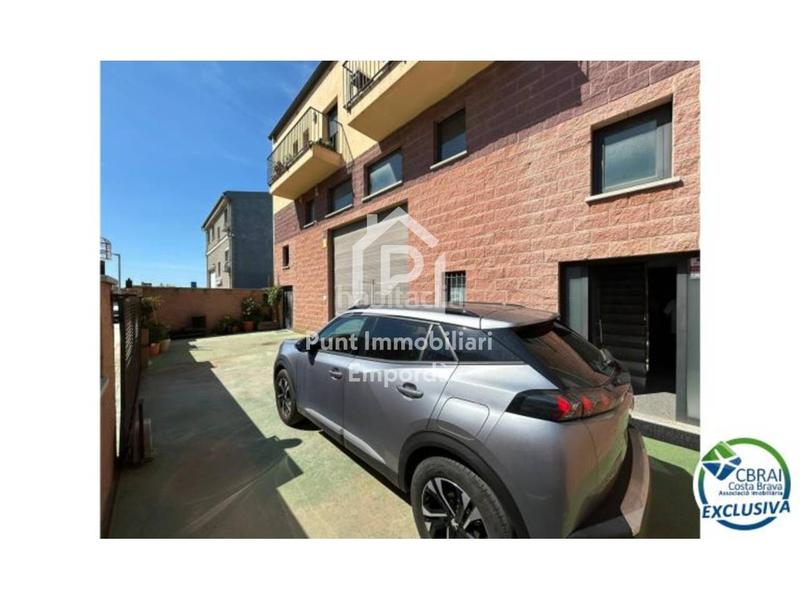 Foto 1c4132cf-0f08-492e-a5e0-7e05d868f134. Zweistöckige wohnung mit parking in Nord Roses