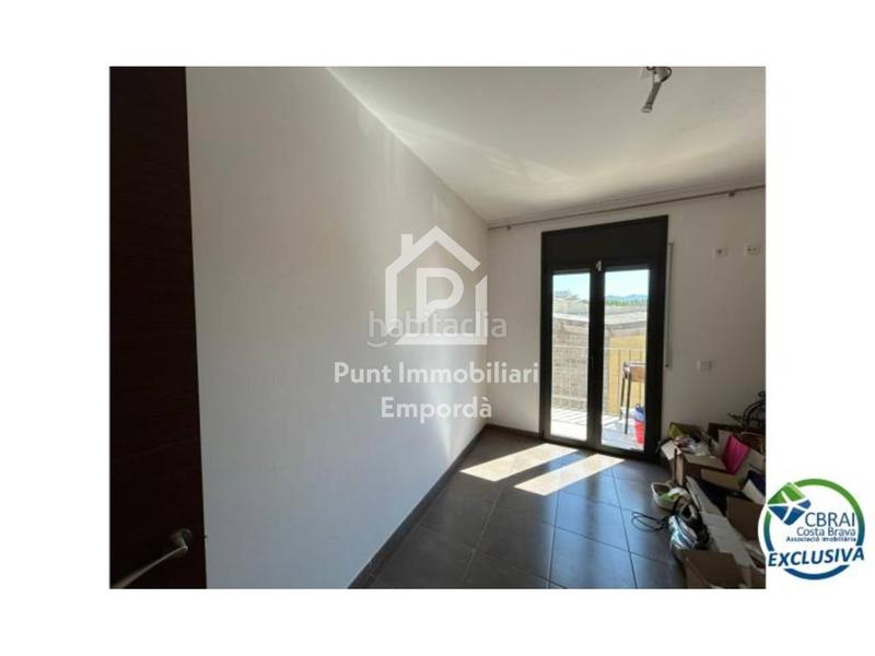 Foto aa3fb2be-775c-455d-9255-0ef00e691292. Zweistöckige wohnung mit parking in Nord Roses