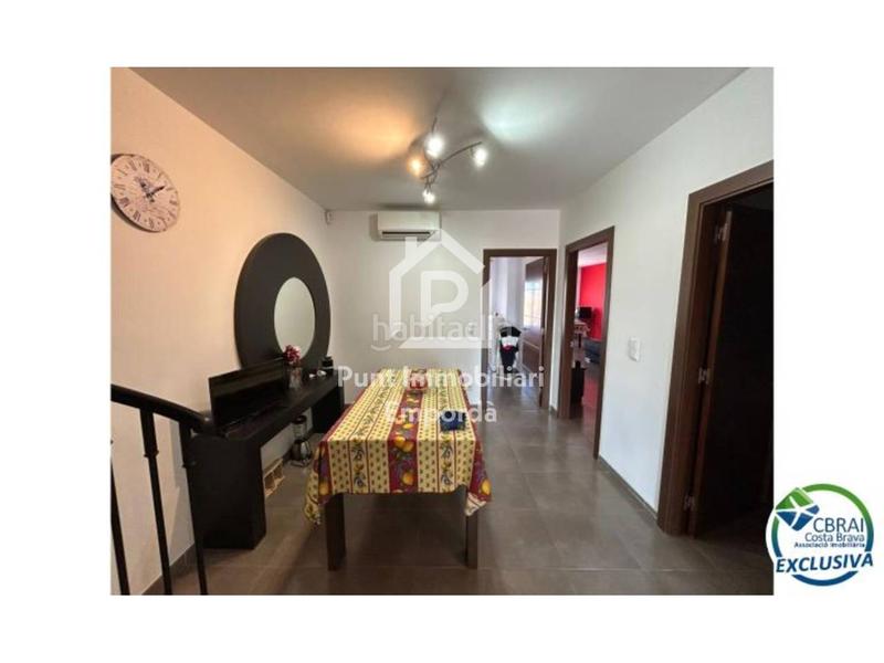 Foto caf0fa92-d1ed-45d7-bb4a-1f6c04146757. Zweistöckige wohnung mit parking in Nord Roses