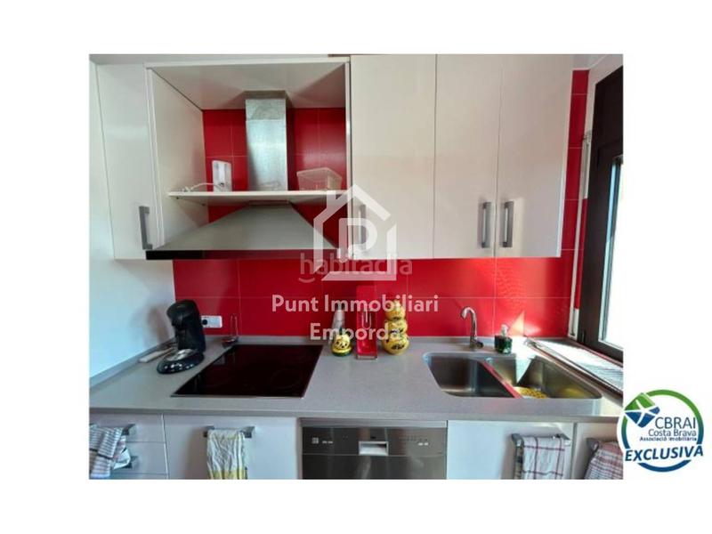 Foto f8ccea7e-b9d1-4d12-88ca-c76dd1a7f42c. Zweistöckige wohnung mit parking in Nord Roses