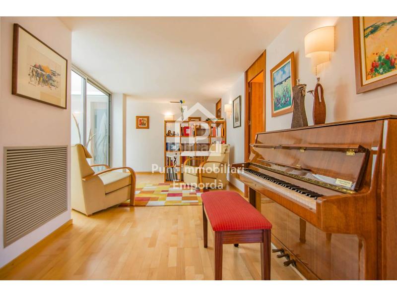 Foto 0047452d-0991-4d44-bd53-97ccf642e303. Casa amb calefacció aparcament a Eixample-Horta Capallera Figueres