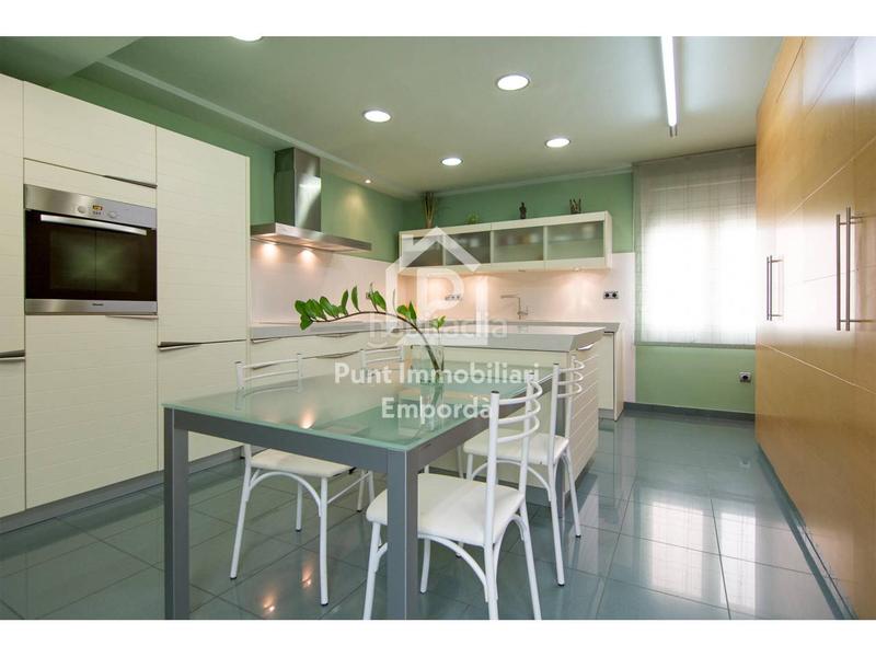 Foto 02ecf042-b2c5-44e8-919b-2d909b4b22b3. Casa amb calefacció aparcament a Eixample-Horta Capallera Figueres