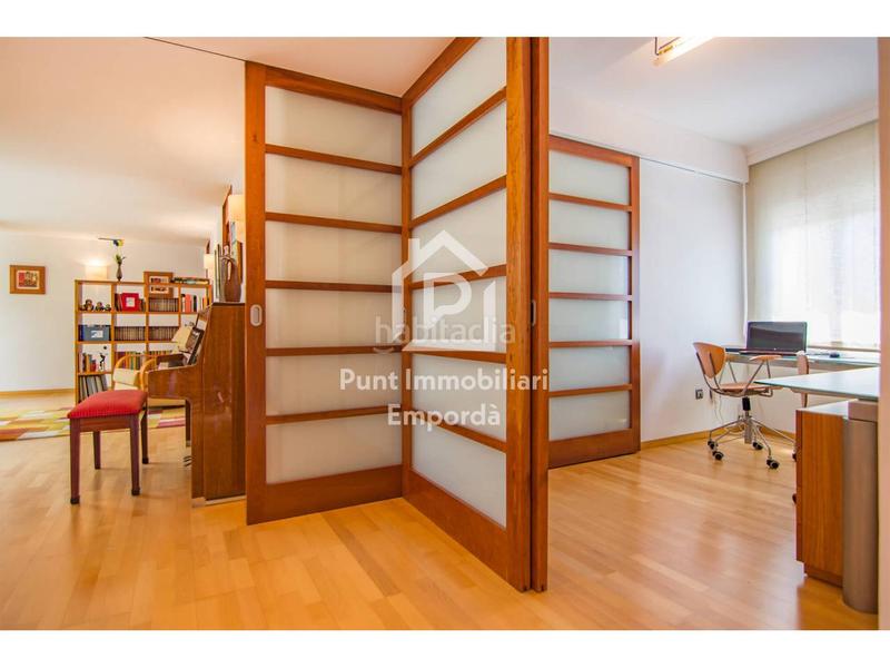 Foto 282ebc52-dac3-4427-848b-8b75bea2e858. Casa amb calefacció aparcament a Eixample-Horta Capallera Figueres