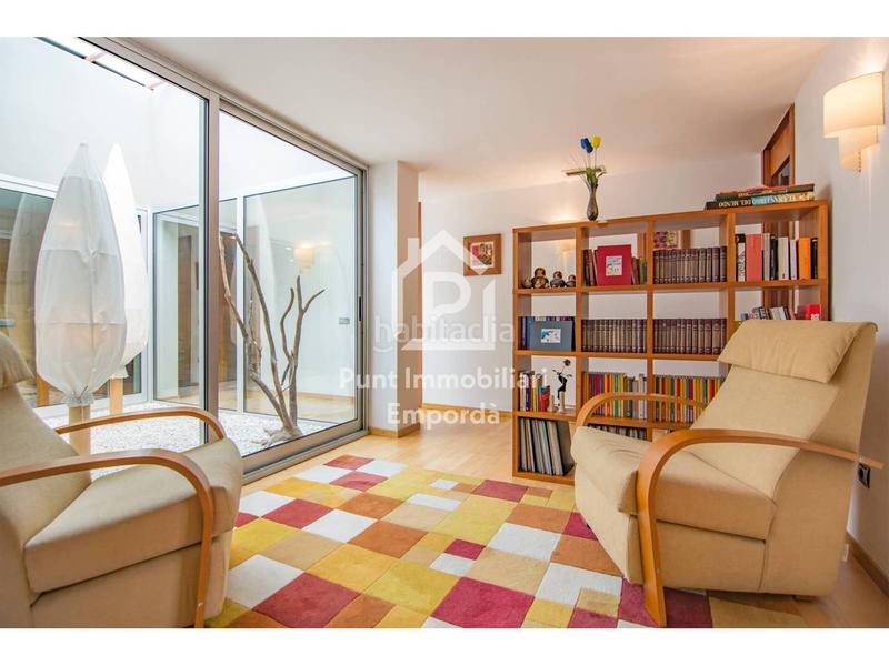 Foto 39936f15-8ba6-4b7b-979a-b399bf188283. Casa amb calefacció aparcament a Eixample-Horta Capallera Figueres