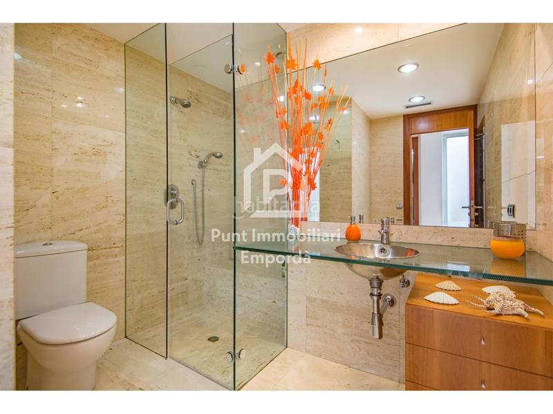 Foto 9a48b3e1-a678-4cf5-9dbc-2a5fcd426a81. Casa amb calefacció aparcament a Eixample-Horta Capallera Figueres