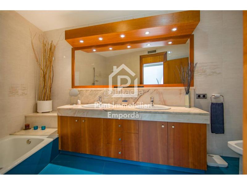 Foto a4278af5-78ad-46da-9d29-e89ce12a8a48. Casa amb calefacció aparcament a Eixample-Horta Capallera Figueres