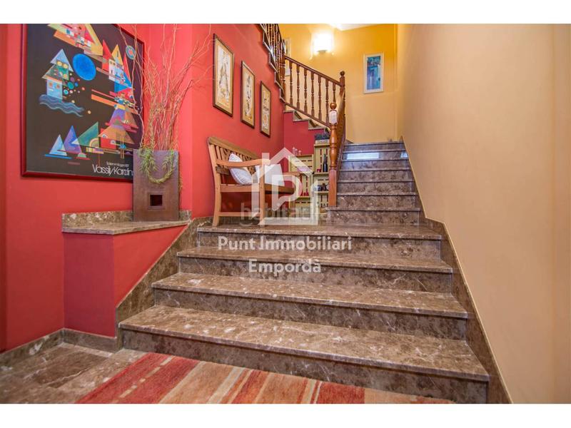 Foto cb80831a-80ce-40dc-b0a2-86a734078850. Casa amb calefacció aparcament a Eixample-Horta Capallera Figueres