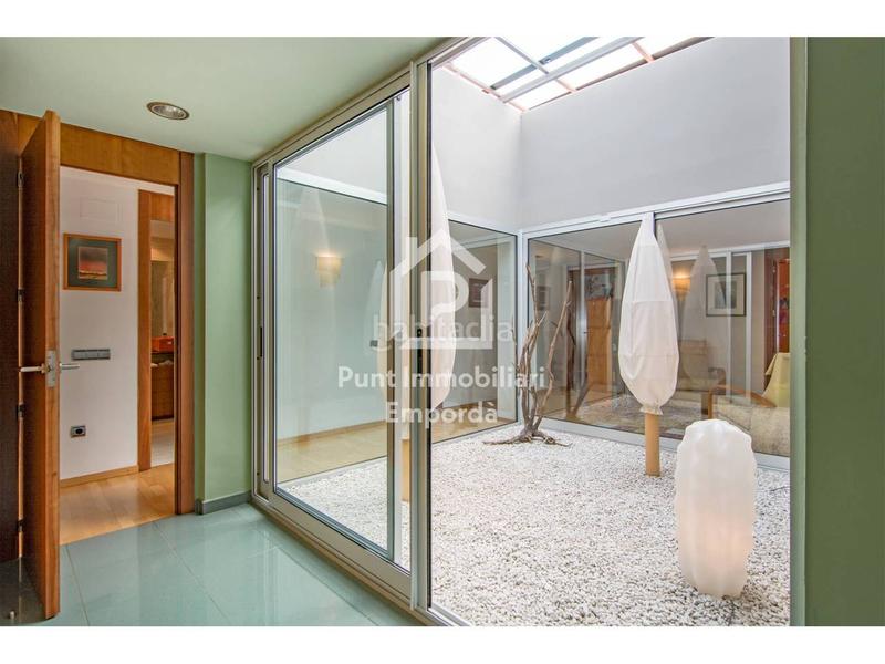 Foto d7d54819-0714-406f-b26d-5b9717276f30. Casa amb calefacció aparcament a Eixample-Horta Capallera Figueres