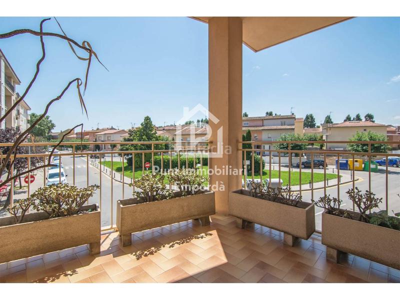 Foto e0ebef66-6d89-4fa5-9ef2-8a9079f94f22. Casa amb calefacció aparcament a Eixample-Horta Capallera Figueres