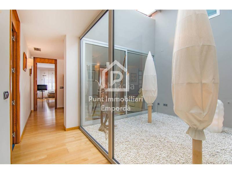 Foto fb823b3a-f213-4211-b46d-9421d0229ee4. Casa amb calefacció aparcament a Eixample-Horta Capallera Figueres