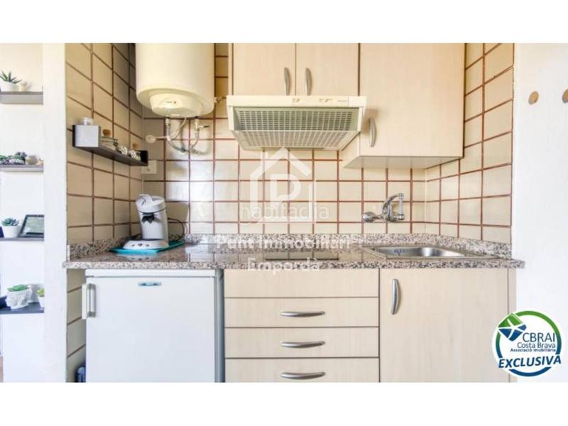 Foto d268c462-5a5c-42c4-b7c2-9c526509d7e0. Estudio acogedor estudio con terraza cerrada en sector flamicell en Empuriabrava