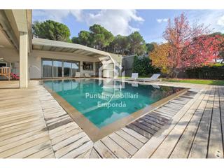 Casa  Calle rosselló. Propiedad de alto standing en la jonquera un refugio de lujo en