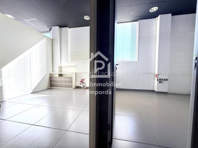 Foto b7eef2f2-98dd-434d-abaf-8a2d5a6d345f. Local comercial a Poble Nou-Olivar Gran Figueres