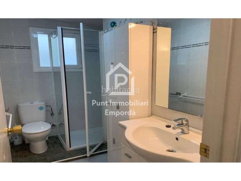 Foto e12f68b4-2a77-4a2c-aea6-ff320a8807f0. Piso magnífico piso a 200 m de la playa con licencia turística en Roses