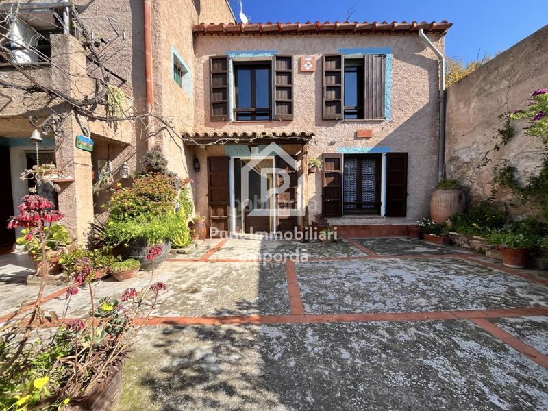 Foto 7c621dd7-31a4-4eed-aa91-324f2551bf6c. Casa amb aparcament a Biure