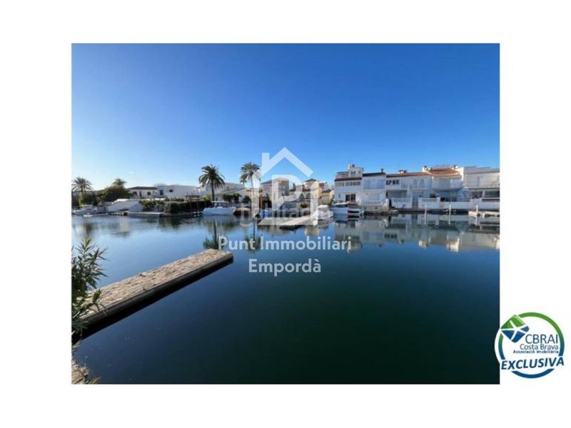 Foto abaa4b95-8996-4d17-a81c-25f592dc7323. Casa amb piscina a Segre - Ebre - Ter Empuriabrava